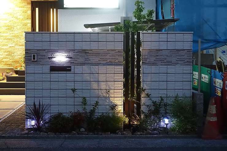 名古屋市中川区でカーポート含む『モダンスタイル』な新築外構工事。駐車スペースのおしゃれ化と照明、高木設置と植栽の設置。