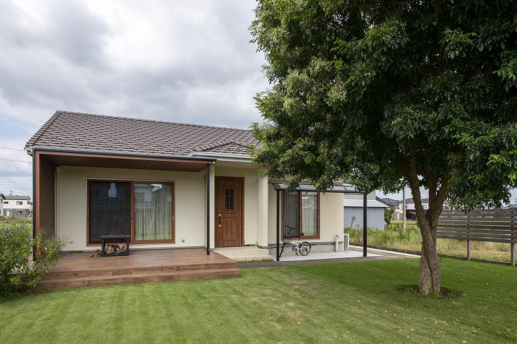 木目タイルテラスを中心としたリフォーム庭工事施工例。目隠しフェンスの設置も行いました。 | ナチュラル外構