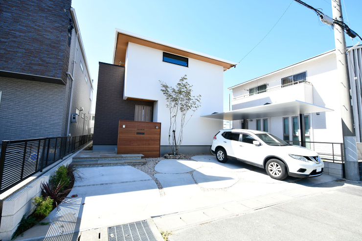 曲線とおしゃれなライトアップを組み合わせた愛知県稲沢市の新築外構工事が完了。ナチュラル要素がポイントです。|一宮外構のノエル | ナチュラル外構