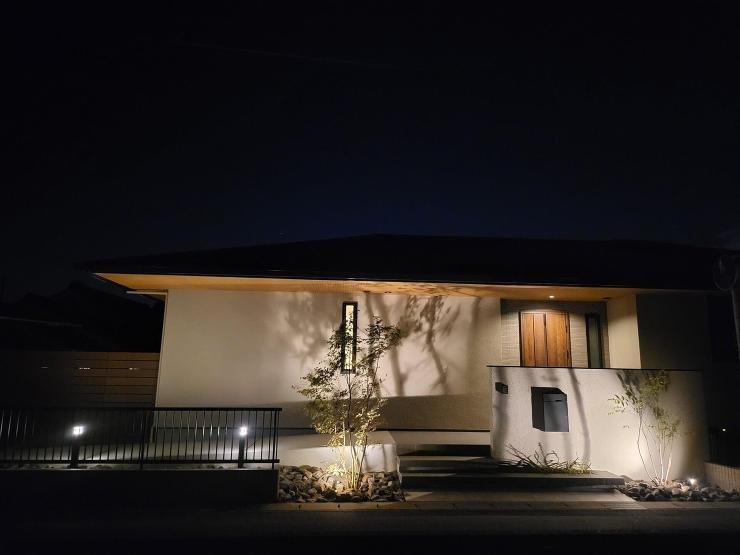 昼夜で大きく表情を変える　平屋のシンプル外構 | シンプル外構