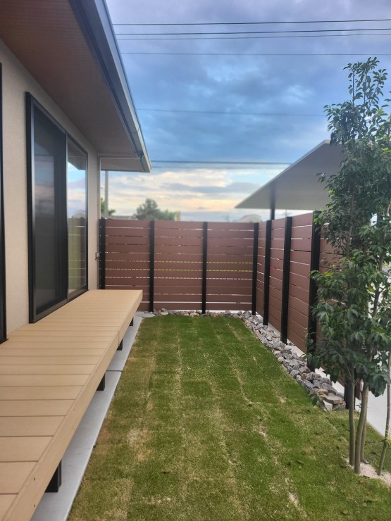 昼夜で大きく表情を変える　平屋のシンプル...