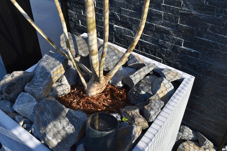 素材のコントラストが美しい　アーバンモダン外構 | モダン外構