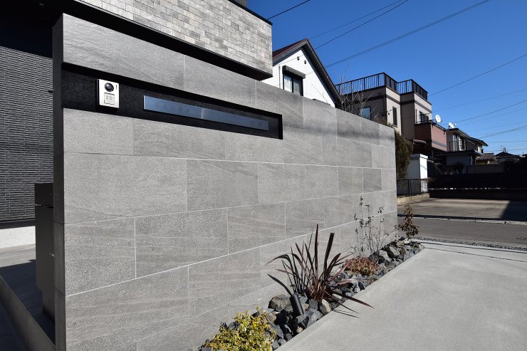 トレンド感と上質さが光る、最新アイテムで魅せる外構プラン | モダン外構