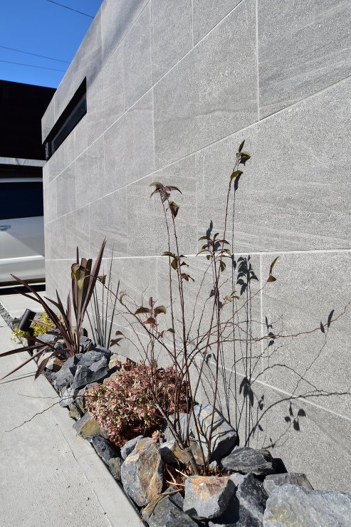 トレンド感と上質さが光る、最新アイテムで魅せる外構プラン | モダン外構