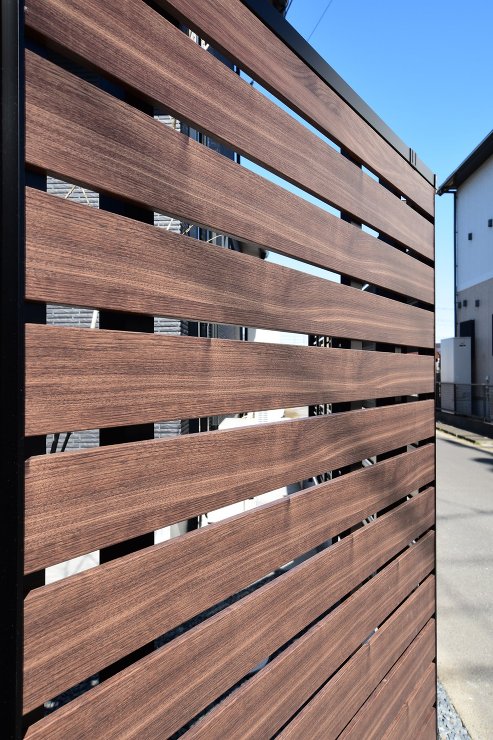 トレンド感と上質さが光る、最新アイテムで魅せる外構プラン | モダン外構