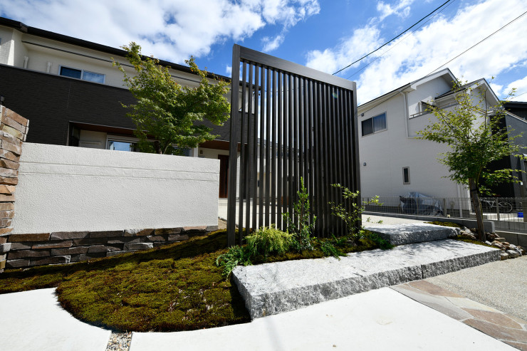 開放感と機能性を両立したオシャレな和モダン外構を一宮市にて施工。四台対応の大型カーポートの設置も。 | モダン外構