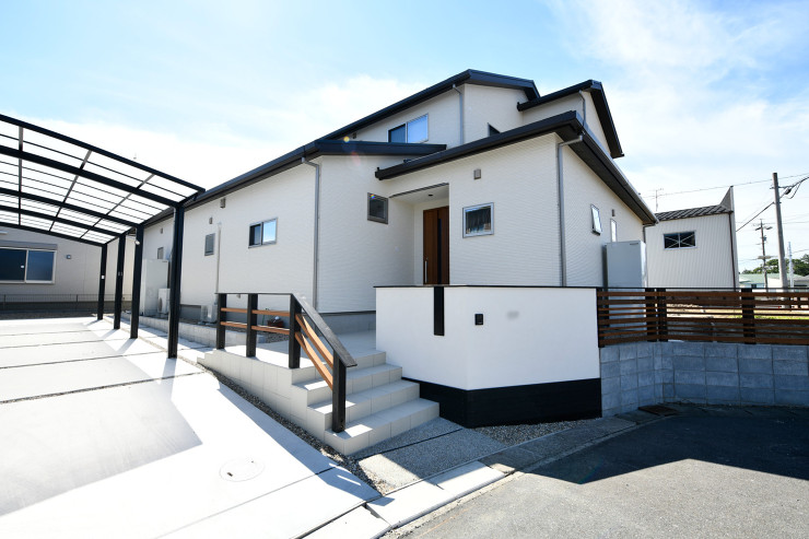 開放感と機能性を両立したオシャレな和モダン外構を一宮市にて施工。四台対応の大型カーポートの設置も。 | モダン外構