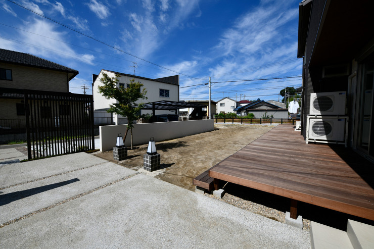 開放感と機能性を両立したオシャレな和モダン外構を一宮市にて施工。四台対応の大型カーポートの設置も。 | モダン外構