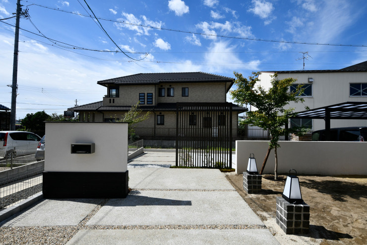 開放感と機能性を両立したオシャレな和モダン外構を一宮市にて施工。四台対応の大型カーポートの設置も。 | モダン外構