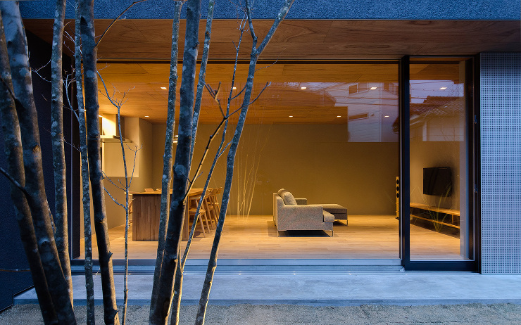 大阪府大阪市阿倍野区に建つの中庭のある住宅の内観写真