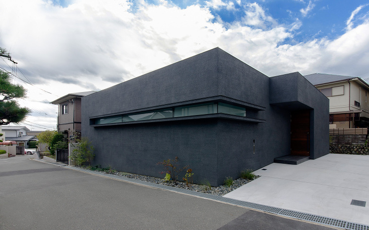 大阪府高槻市に建てられたコートハウス,中庭のある家,ダークトーンの外観