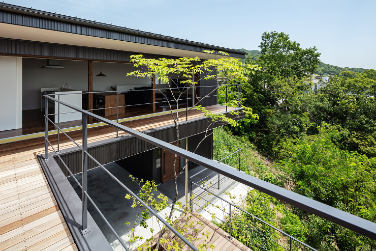御影の山手に建つ借景のある住宅の外観