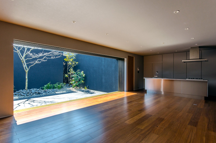 八尾に建つ中庭のある家
