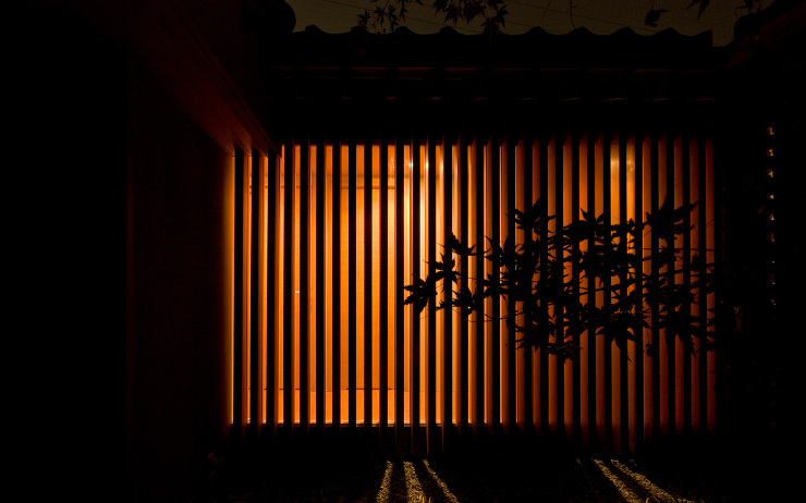 大阪府和泉市にある中庭の家、木列柱外観実例