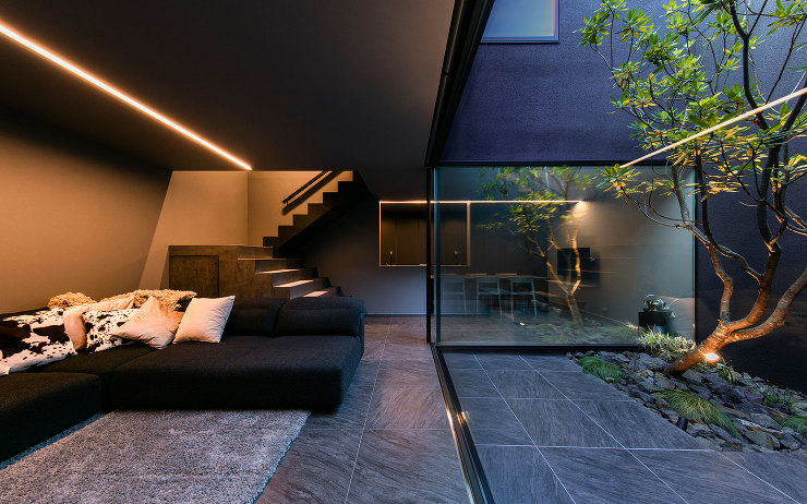 大阪府八尾市に建つコートハウスの内観写真