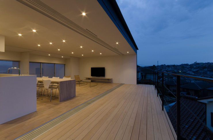 眺望を活かした注文住宅2階の大型バルコニーの夕景