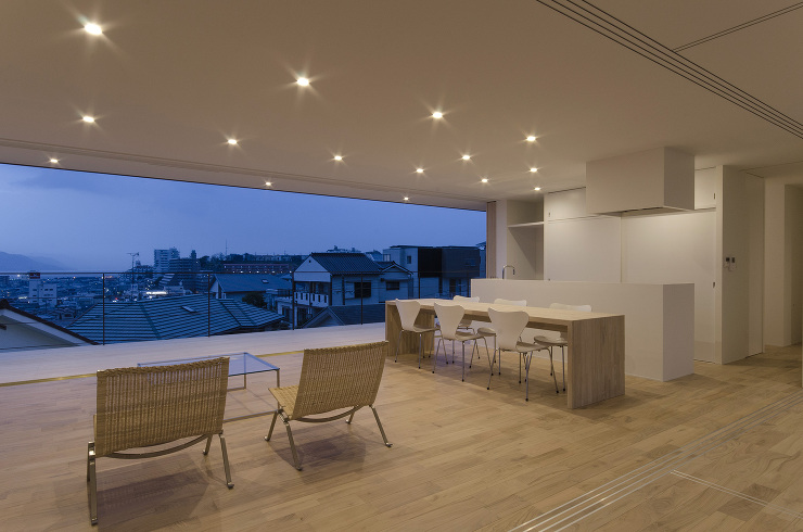 兵庫県明石市で計画中の注文住宅,眺望を活かした住まい,2階のリビングダイニングの夕景