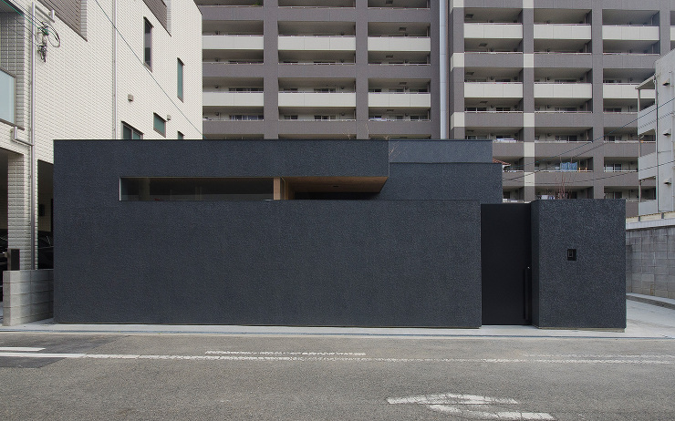 大阪市内に建つ中庭を持つコートハウス。正面からの外観