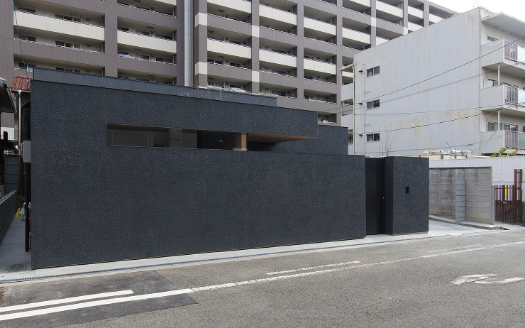 大阪市内に建つ中庭を持つコートハウス。外観