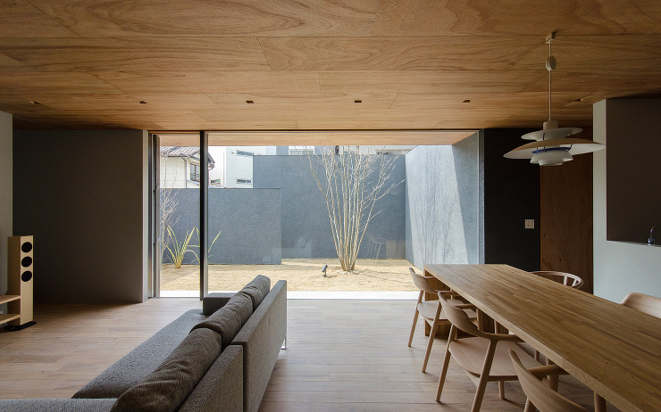 大阪市内に建つ中庭を持つコートハウス。リビンから中庭の眺め