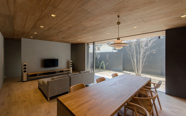 大阪市内に建つ中庭を持つコートハウス。