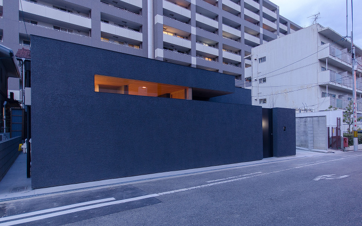 大阪市内に建つ中庭を持つコートハウス。斜めからの外観夜景