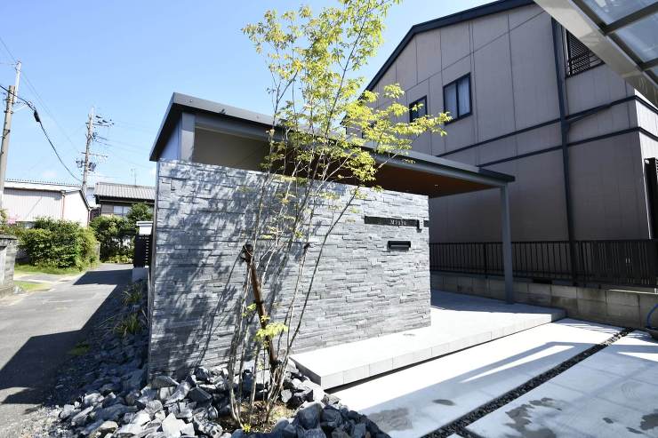 天然石をふんだんに使用した門柱と、重厚感あるエントランスゲートでつくる、高級感あるモダン外構。 | モダン外構
