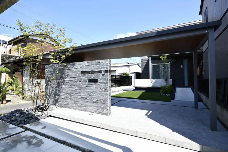 天然石をふんだんに使用した門柱と、重厚感あるエントランスゲートでつくる、高級感あるモダン外構。 | モダン外構