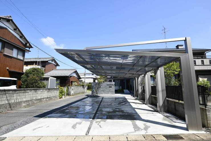 天然石をふんだんに使用した門柱と、重厚感あるエントランスゲートでつくる、高級感あるモダン外構。 | モダン外構