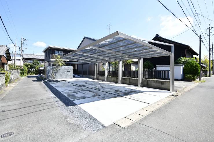 天然石をふんだんに使用した門柱と、重厚感あるエントランスゲートでつくる、高級感あるモダン外構。 | モダン外構