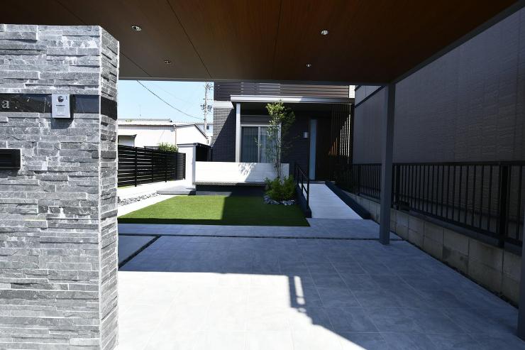 天然石をふんだんに使用した門柱と、重厚感あるエントランスゲートでつくる、高級感あるモダン外構。 | モダン外構