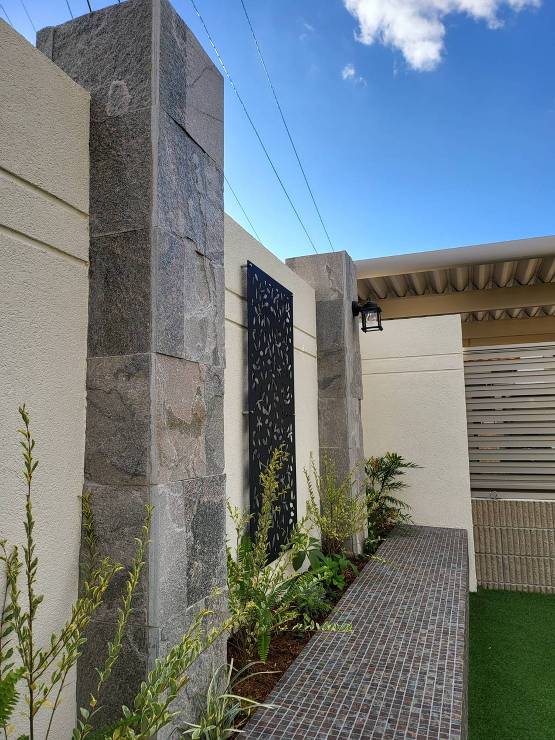 大型ガーデンルームとドッグランのあるお庭