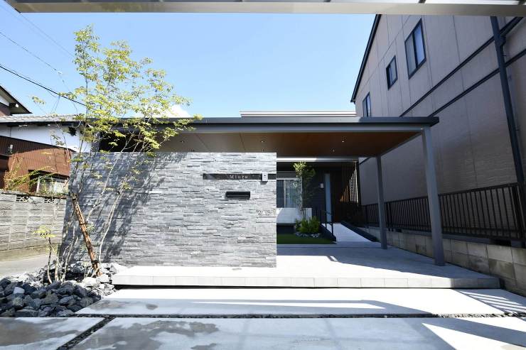 天然石をふんだんに使用した門柱と、重厚感あるエントランスゲートでつくる、高級感あるモダン外構。