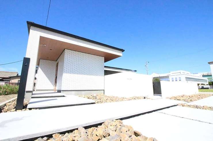 浮遊感のあるアプローチを演出した個性的なモダン外構の施工例です。 | シンプルモダン