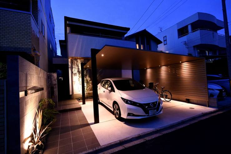 タイル門柱とコンパクトな空間を活用した高級感あるオシャレ外構！タイル門柱とスリムカーポートがポイントです。 | モダン外構