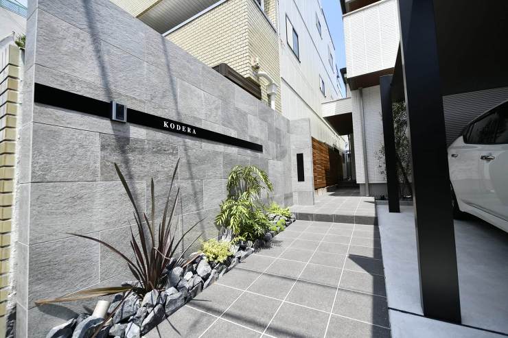 タイル門柱とコンパクトな空間を活用した高級感あるオシャレ外構！タイル門柱とスリムカーポートがポイントです。 | モダン外構