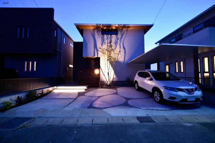 コンパクトの中に魅力を詰め込んだ洋風モダン外構。曲線とアクセントとなるカーポートの組み合わせ。 | ナチュラル外構