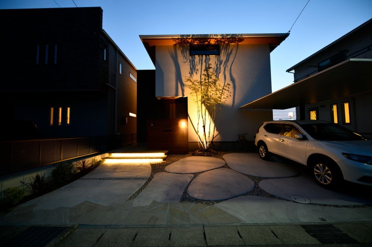 コンパクトの中に魅力を詰め込んだ洋風モダン外構。曲線とアクセントとなるカーポートの組み合わせ。 | ナチュラル外構