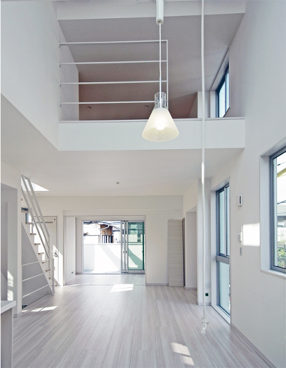 吹抜けが気持ちいいリビングを設計事務所と創った、横浜の家の実例画像