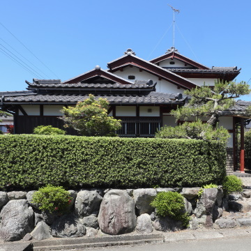 外部は塗装補修などにとどめ従前の姿を継承しています　複雑で重厚な屋根です