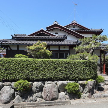 外部は塗装補修などにとどめ従前の姿を継承しています　複雑で重厚な屋根です