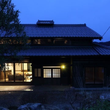 新たな玄関とリビングが夜に浮かび上がっています