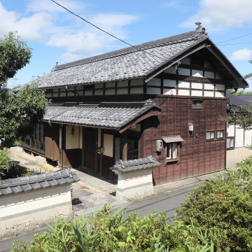 端正な前栽を持つ民家です