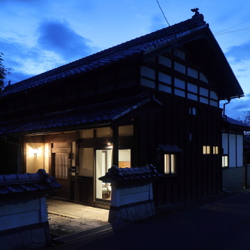 長い年月の間に道路が上がり　石段を降りて玄関に至ります