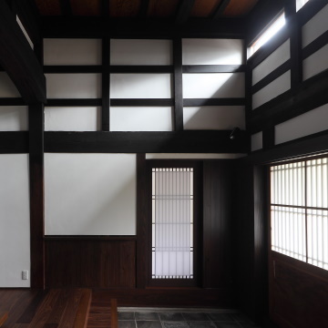 正面の障子戸は来客を直接迎え入れる洋室の扉です　右手の玄関扉と上部の高窓は従前のままです