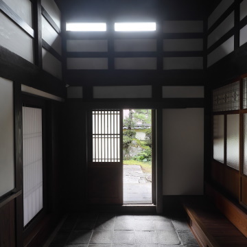 扉右側に設けた柱型には収納式網戸を仕込んでいます　鴨居には間接照明を組み込みました