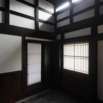 人や物が触れやすい壁は杉板張りとしています