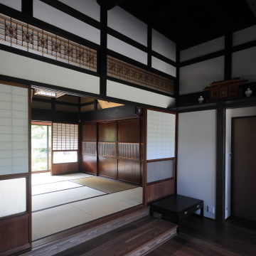 居間と既存和室との30?の段差をゆったりとした奥行の踏み段でつないでいます