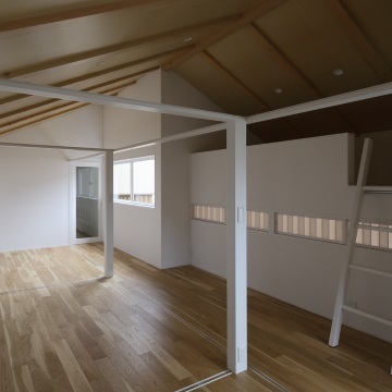 今はおおらかな一室の子供室　将来引戸で区切って個室化します<br>右手ロフトは子供の隠れ家　その下の横長窓からリビングを見下ろします