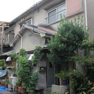 四軒長屋の中の一戸です　道幅の狭い通りに接しています